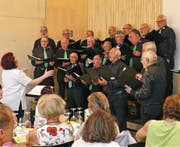 Der Männerchor Au Berneck unter der Leitung von Marta Flesch sang Lieder über den Wein sowie die Sehnsucht, die Ferne und die Freude am Heimkommen. (Bild: Ulrike Huber)