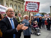Ständerat Beat Vonlanthen (CVP/FR) an einer Protestveranstaltung zur Rettung des Radiostudios Bern. (Bild: KEYSTONE/ANTHONY ANEX)