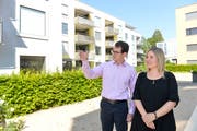 Pflegezentrumsleiter Benjamin di Gallo und Corinne Decker, Leiterin der neuen Kita, schauen sich auf dem Gelände um. (Bild: Donato Caspari)