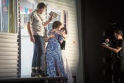 Stanley (Frederik Rauscher) wedelt mit dem Rückfahrticket, und wieder einmal steht Stella (Anna Blumer) zwischen ihm und ihrer Schwester Blanche (Anja Tobler). Die Kamera schaut zu und zoomt heran. (Bild: Iko Freese)