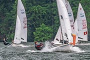 Der Römerswiler Philippe Erni (mit weisser Mütze) in Aktion auf der 470er-Jolle auf dem Alpnachersee. (Bild: Ralph Etlin (Alpnachstad, 9. Juni 2019))