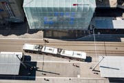 Ein Bus der VBSG-Linien 1 oder 2 mit Fahrtrichtung Neudorf manövriert vor dem Hauptbahnhof an seinen Standplatz. (Bild: Benjamin Manser - 20. April 2018)
