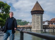Der Historiker Heinz Horat vor dem Wasserturm, Luzerns Wahrzeichen.Bild: Boris Bürgisser (Luzern, 16. Mai 2019)