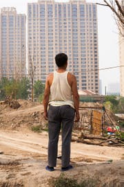 China im Umbruch: Neue Hochhäuser ersetzen einfache Behausungen. (Bild: PD)