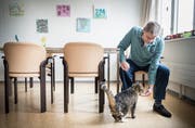 Katze Luana hat mit Herr Künis das goldene Los gezogen, jeden Morgen gibt er ihr ein paar Leckerlis im Alterszentrum in Kreuzlingen. (Bild: Andrea Stalder)