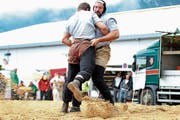Der Toggenburger Daniel Bösch (rechts) konnte im dritten Gang das Duell gegen Armon Orlik gestellt beenden – später unterlag er dem gleichen Gegner im Schlussgang. (Bild: Pascal Schönenberger)