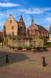 Ein Teil der alten Burg Eguisheim im Elsass (mit der neuen Leokapelle hinten). Eguisheim ist eine kleine Ortschaft mit gut 1700 Einwohnern wenige Kilometer südwestlich von Colmar. Bild: Getty Images)