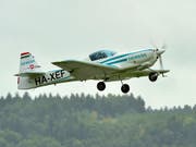 Auch für die Piloten von Kleinflugzeugen gilt künftig im kontrollierten Luftraum Englisch als Standardsprache. (Bild: KEYSTONE/MARKUS JEGERLEHNER)