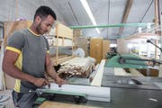 Flüchtling Dejen Tadese arbeitet bei der Gawo Gasser AG in Wolhusen und fängt bald eine Lehre an. (Bild: Boris Bürgisser, Wolhusen, 4. Juni 2019)