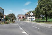 Bevor die Chamerstrasse Eigentum der Gemeinde wird, muss die Sonnhaldenstrasse (links) saniert werden. (Bild: Maria Schmid, 27. August 2018)