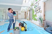 Spielgruppenpräsidentin Patrizia Helfenstein schaut Airbrush-Künstler Martin Rickenbach bei der Arbeit zu und freut sich auf die Fertigstellung des Wandbildes im neuen Purzelbaumraum – sozusagen die Turnhalle der Spielgruppe Amriswil. (Bild: Manuel Nagel)
