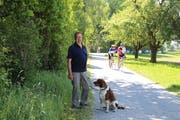 Spaziergänger wie Alois Hofman kommen nur schwer an den Velofahrern vorbei. (Bild: Jolanda Riedener)