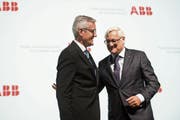 Ex-CEO Ulrich Spiesshofer (links) mit Präsident Peter Voser. (Bild: Ennio Leanza/Keystone (Zürich, 30. April 2015))