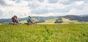 Unterwegs im «Heimatland» mit dem E-Bike bedeutet abschalten und die einmalige Natur und viele nette Menschen kennen lernen. (Bilder: PD)