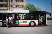 Fahrgäste verlassen einen Bus der vielbenützten Linie 151. Aufkleber weisen auf das Jubiläum hin. (Bild: Benjamin Manser, 4. Juni 2019)