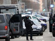 Die französische Eliteeinheit Raid hat in der Nacht auf Mittwoch eine Geiselnahme in einem Gefängnis in Nordfrankreich beendet. (Bild: KEYSTONE/AP/JEAN-FRANCOIS BADIAS)