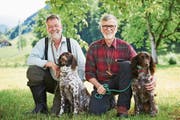 Kurt Würsch mit Bora (links) und Noldi Odermatt mit Faya hinter dem Winkelriedhaus.