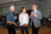 Schulratspräsident Denis Schürmann (links), Melanie Gasser, Mitglied der Schulleitung sowie Referent Jürgen Oelkers an der Infoveranstaltung in Lungern. (Bild: Marion Wannemacher (11. Juni 2019))