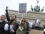 Demonstranten auf der ganzen Welt protestieren gegen eine mögliche Auslieferung Assanges an die USA - darunter im Mai auch der chinesische Künstler Ai Weiwei in Berlin. (Bild: Keystone/AP DPA/WOLFGANG KUMM)