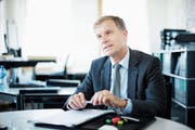 Erich Baumann, CEO der Triaplus AG, in seinem Büro in Oberwil. (Bild: Stefan Kaiser, Oberwil, 7. Juni 2019)