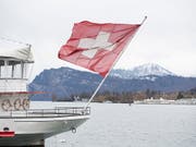 Die Fraktionen begeben sich zur Mitte der Session auf die Fraktionsausflüge. Für die Mitglieder der CVP-Fraktion war unter anderem ein Apéro Riche auf dem Vierwaldstättersee geplant. (Bild: KEYSTONE/URS FLUEELER)