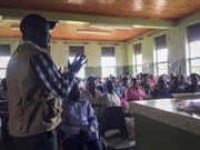 Das Spital-Personal in Bwera wird über Sicherheitsvorkehrungen informiert. (Bild: Keystone/AP International Rescue Committe/BEN WISE)