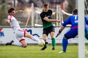 Ebikons Hariz Osmanbasic (mitte) in einem Spiel im April 2018 gegen den FC Nottwil. (Bild: Philipp Schmidli, Ebikon)