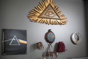 «The Dark Side Of The Moon»: Die Ausstellung «Mandala - Auf der Suche nach Erleuchtung» bringt unterschiedlichste Objekte aus aller Welt zusammen und offenbart Verbindendes. (Bild: Adriana Ortíz Cardozo)