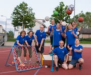 Die Mitglieder des TSV Concordia Baar werben mit blauen T-Shirts für das 17. Zentralschweizer Sportfest Zug 2020. (Bild: PD)