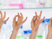 Präzise Bewegungen brauchen viel Koordination. Beim Erlernen feinmotorischer Bewegungen verändern sich insbesondere Nervenzellverbindungen im Mittelhirn. (Bild: Universität Basel, Biozentrum)