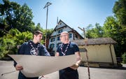 Das Pfadiheim Alte Mühle in Kreuzlingen wird teilweise saniert und erweitert. Michael Schneider und Ralph Huber vom Verein Pfadifreunde Kreuzlingen besprechen die entsprechenden Pläne. (Bild: Reto Martin)