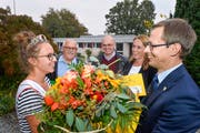 Nach ihrer Wahl zur Apfelkönigin wurde Melanie Maurer vom Gemeinderat in Sulgen empfangen. (Bild: Donato Caspari)
