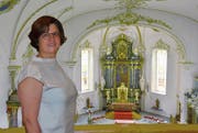 Benedicere heisst auf Deutsch segnen oder Gutes sagen. Präsidentin Manuela Gschwend singt Gutes als Mitglied des Kirchenchores und als Solistin am Kirchweihfest. Zum 200-Jahr-Jubiliäum hat die Kirchgemeinde die Kirche innen reinigen lassen. (Bild: Monika von der Linden)