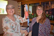 Die ehemalige Präsidentin Rosmarie Gabathuler (links) übergibt an die neue Präsidentin Stefanie Hagmann. Bild: PD