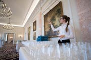 Bei einem Apéro soll künftig Hahnenwasser anstatt Mineral und lokaler Bio-Wein ausgeschenkt werden. Ob sich Veranstalter wie das Bürgenstock Resort an Vorgaben des Bundes halten werden? (Symbolbild: Urs Flüeler/Keystone)