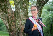 Mit Schärpe, Krönchen und einem Apfel in der Hand tritt die Thurgauer Apfelkönigin Melanie Maurer an diversen Anlässen auf. (Bild: Andrea Stalder)