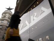 Kleider der Marke Zara verkaufen sich weltweit sehr gut. Der spanische Modekonzern Inditex hat den Umsatz im laufenden Jahr deutlich gesteigert. (Bild: KEYSTONE/EPA/CABALAR)