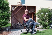 Cornel Villiger in seinem Garten. (Bild: Verena Schmidtke)