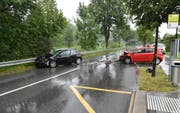 Die Lenker der beiden Fahrzeuge wurden bei der Frontalkollision verletzt. (Bild: Landespolizei)