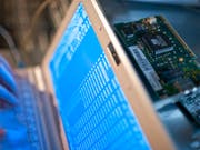 Der Verein Digitale Gesellschaft kritisiert, dass mit der Kabelaufklärung der gesamte Fernmeldeverkehr überwacht wird. (Bild: KEYSTONE/GAETAN BALLY)