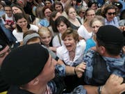 Die Sicherheitskräfte gehen gegen die Demonstranten vor. (Bild: Keystone/EPA/YURI KOCHETKOV)