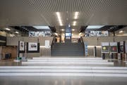 Eingang zur HSR Rapperswil-Jona; die Schule wird Sitz des Rektorats der neuen Ostschweizer Fachhochschule (Bild: Adriana Ortiz Cardozo)