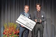 Martin Neuckel (links) und Manuel Hug von SoFlow haben den Preis für den Sieg beim Startfeld Diamant entgegengenommen. (Bild: Urs Bucher)