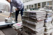 Die einzig richtige Art, Altpapier fürs Einsammeln bereit zu stellen: mit Schnur gebündelt. Papiertragtaschen sind für diesen Zweck ungeeignet. (Bild: Gaetan Bally/KEY - 9. Januar 2013)