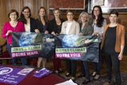 Acht von zwölf Ständeratskandidatinnen der Grünen posieren erst mit der Klima-, dann mit der Frauenstreik-Fahne (auf dem Tisch) vor der Kamera.