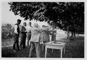 In den Anfangsjahren – hier eine Aufnahme von 1927 – wurde noch mit Anzug und Krawatte aufs freie Feld geschossen. (Bilder: PD/Pistolenclub Malters)