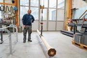 Pascal Thür von der Münchwiler Friess Metallbau AG bestimmt das Gewicht der Säule aus dem Wängemer Vereinshaus. (Bild: Maya Heizmann)