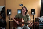 Matteo Gisler in seinem Studio in einer Baracke auf dem MSA-Gelände in Altdorf. (Bild: Florian Arnold, Altdorf, 8. Juni 2019)