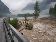 Die von den Wassermassen bedrohte A13 bei Soazza.