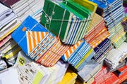 Als Altpapier gebündelte Schulbücher am Mittwoch auf einem Haufen neben dem Eingang zur Stiftsbibliothek. (Bild: Sandro Büchler - 12. Juni 2019)